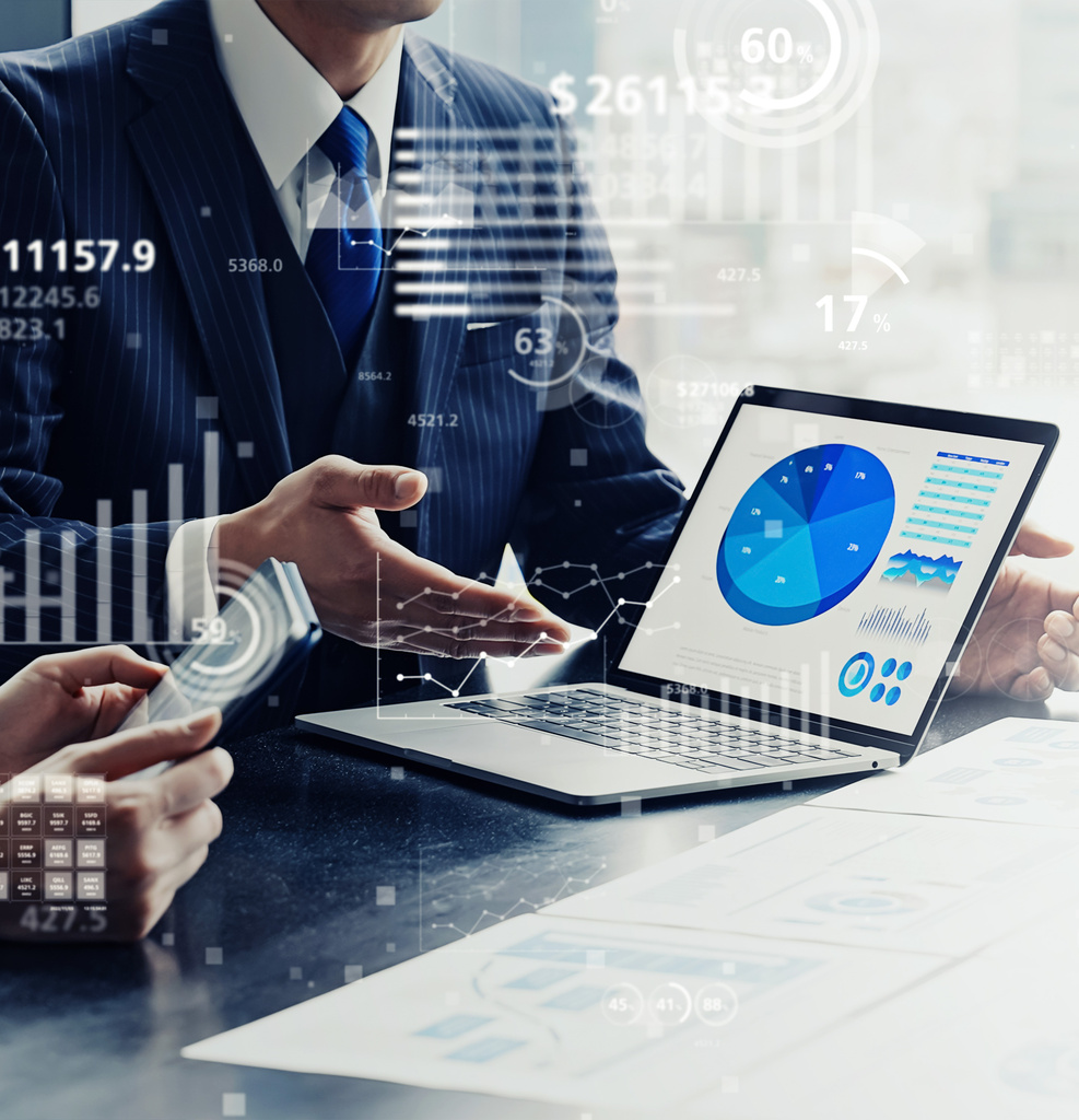 スーツを着た専門家がラップトップの円グラフやデジタルデータを指し示し、分析結果を解説している様子。B工事や原状回復、資産除去債務の不透明なコストをデータで可視化し、解決に導くRCAA協会の専門性を表現。